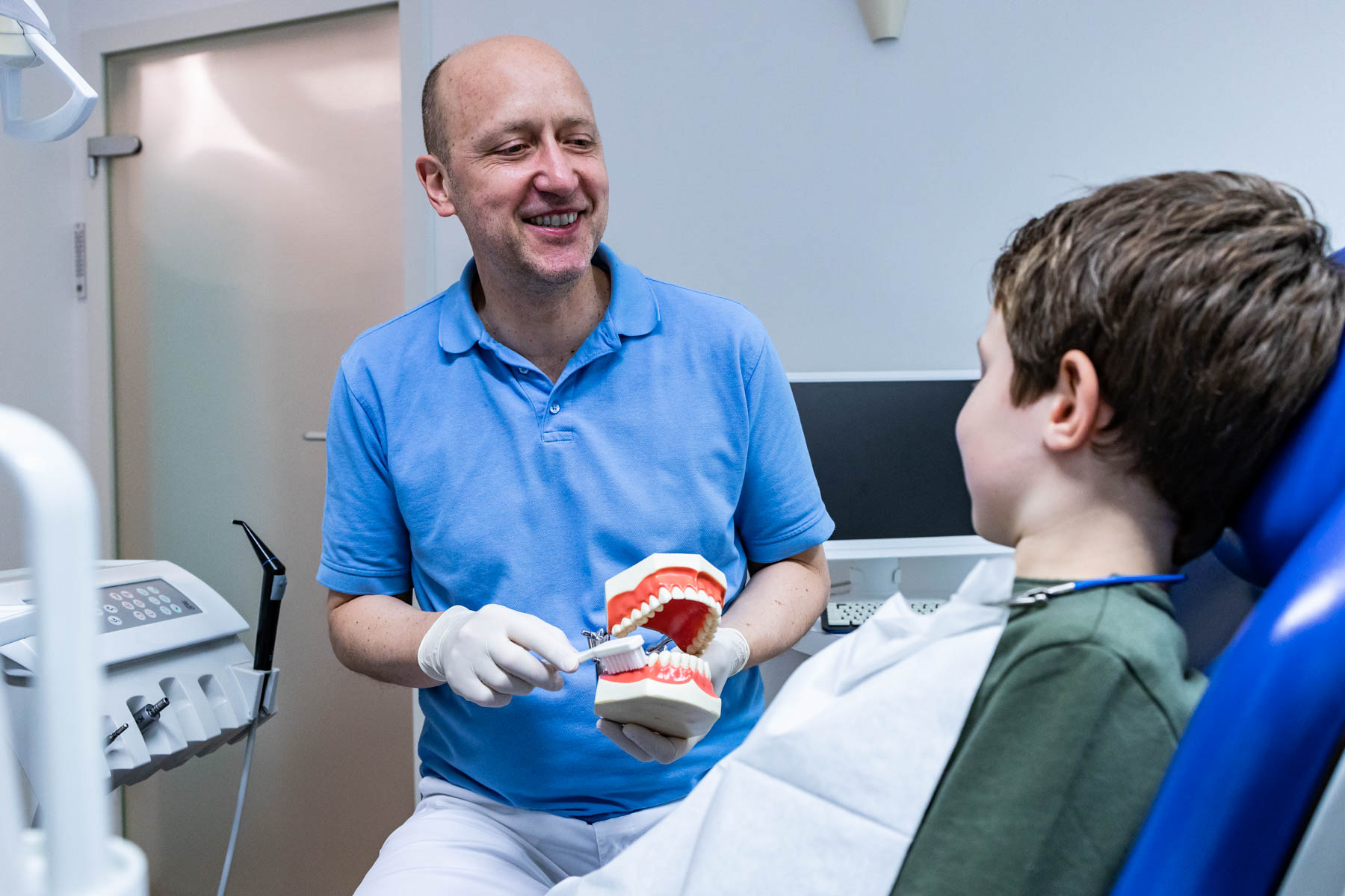 Kindern anschaulich die Zahnreinigung erklären
