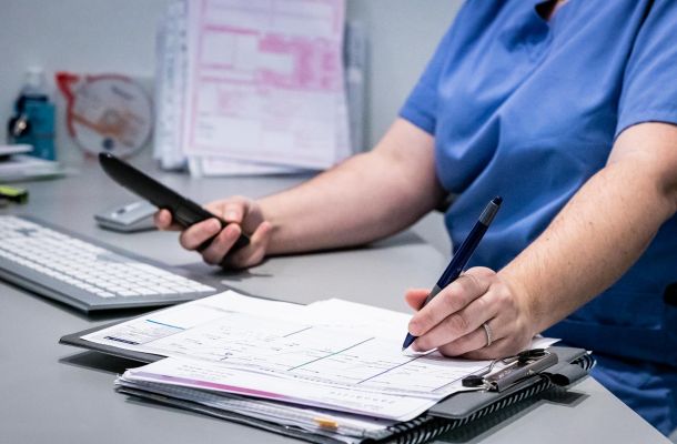 Praxismanagerin plant die Termine